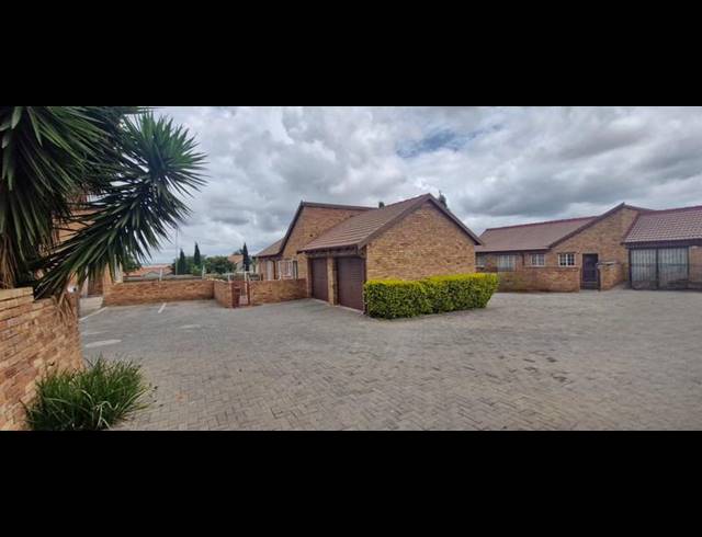 3 BEDROOM TOWNHOUSE FOR SALE IN KOSMOSDAL